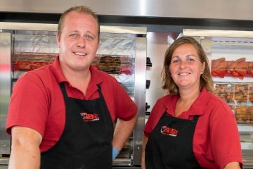 Dragt Poelier nu ook op de Markt in Emmen. De Poelier is een vakspecialist in pluimvee en wild.